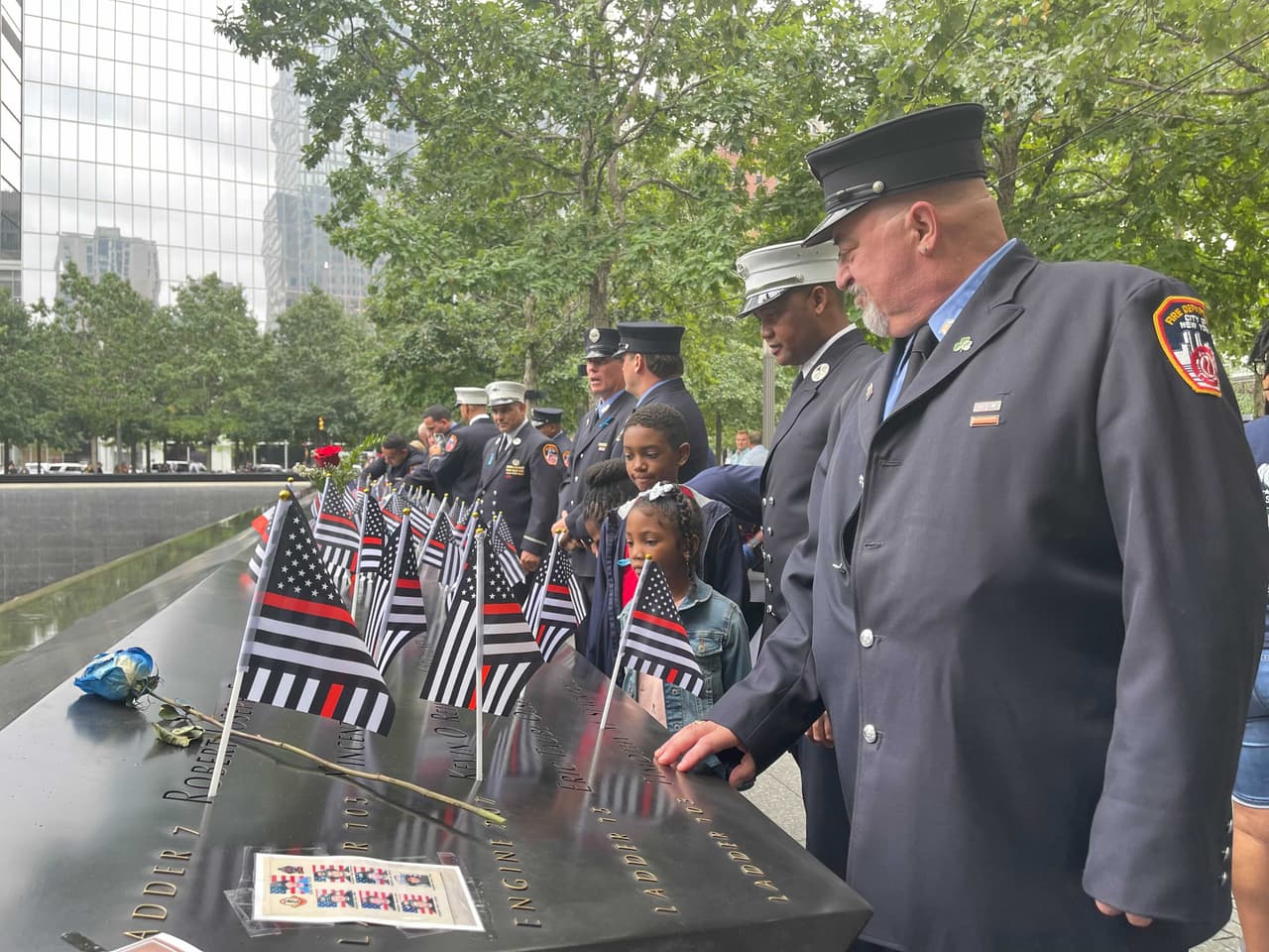 Miles de personas se reunieron en la Zona Cero de Manhattan el domingo para conmemorar el 21 aniversario de los ataques terroristas.