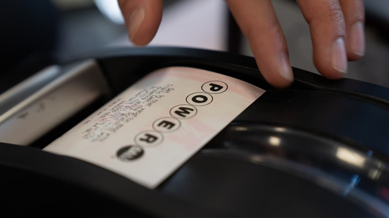 Dos boletos ganan el tercer premio de Powerball en Nueva York y se llevan $50,000