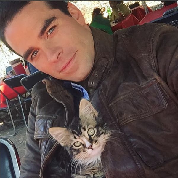 Alejandro Nones hasta la metió en su chamarra para que no tuviera frío.