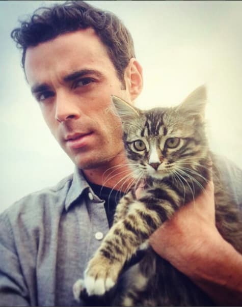 Michelle a veces la lleva a las grabaciones de la novela, por eso Matilda siempre anda de brazo en brazo.