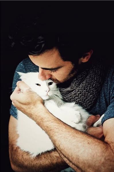 Ella se llama Begoña y es su fiel compañera y modelo, pues siempre le toma fotografías.