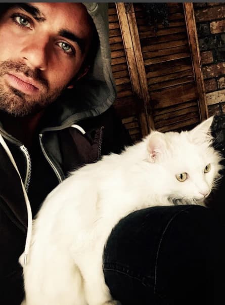 Pero Michelle no es la única que tiene una gatita, José Pablo Minor también.