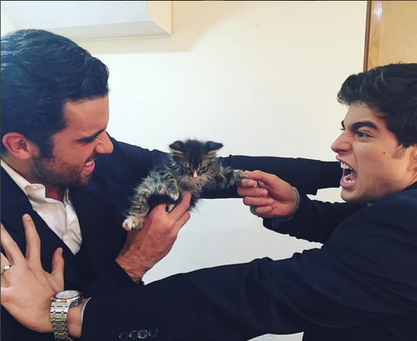 Este par de guapos hasta se pelean por cargarla. ¿Quién habrá ganado?