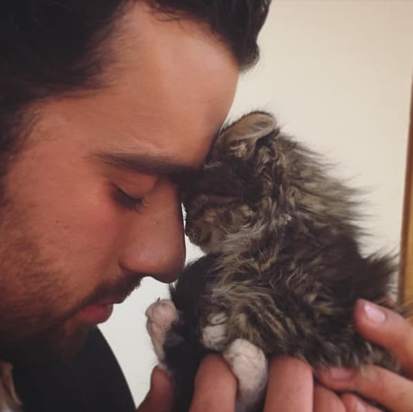 Siempre está rodeada de galanes.