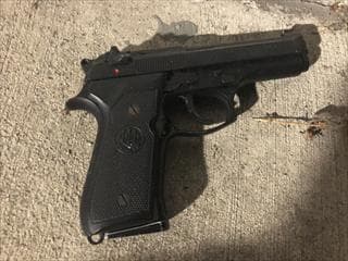 Oficiales encontraron una pistola cerca del hombre que murió baleado.