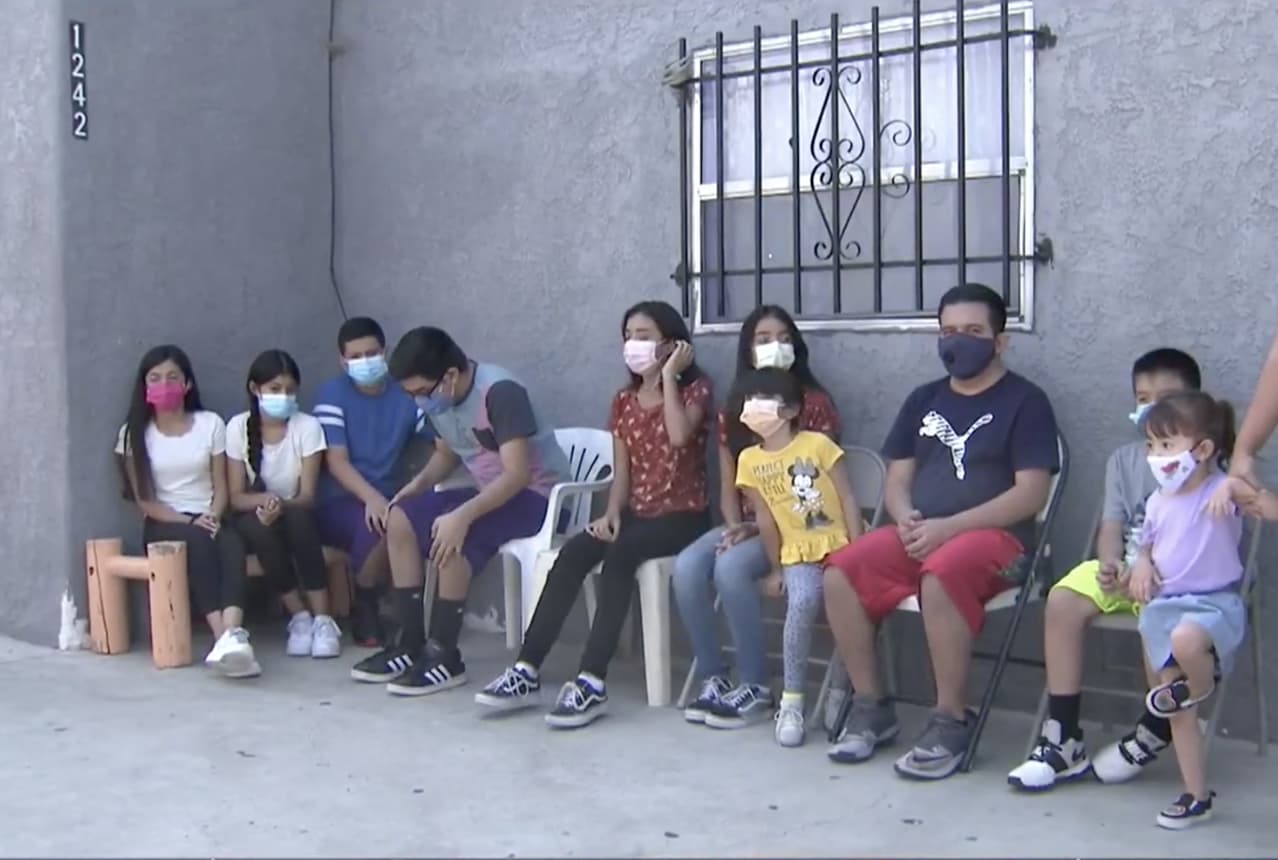 Irma y su esposo Eduardo, vivieron en una camioneta con sus hijos de 6, 7,14, dos pares de gemelas unas de 15 y otras de 16, 18, 19, 22 años y una nieta de 3.