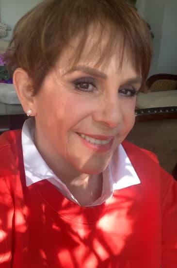 "Mis doctores están cuidándome a todo lo que da, en ese sentido estoy muy bien. 
<b>No estoy tan bien como quisiera,</b> porque sí me gustaría estar trabajando, haciendo teatro que es lo que más amo hacer y ni modo", indicó.