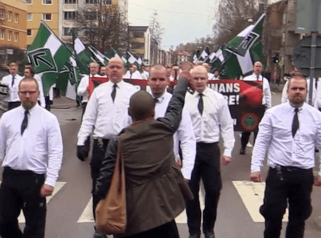 La mujer negra que se convirtió en un símbolo por desafiar una marcha neonazi es colombiana