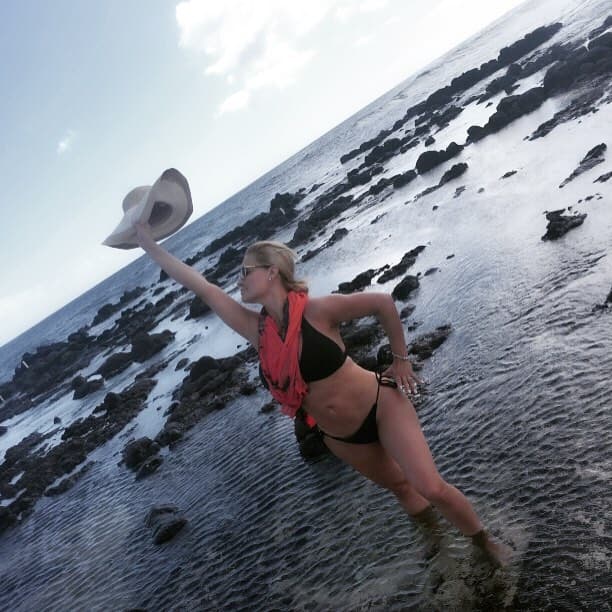 Marisol se da el lujo de destacar con tan linda figura enmarcada en un lindo bikini.