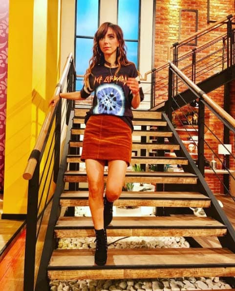 La tela de terciopelo es lo más top para esta temporada. Combínala con unas botitas como lo hizo Natalia y te verás de lujo.