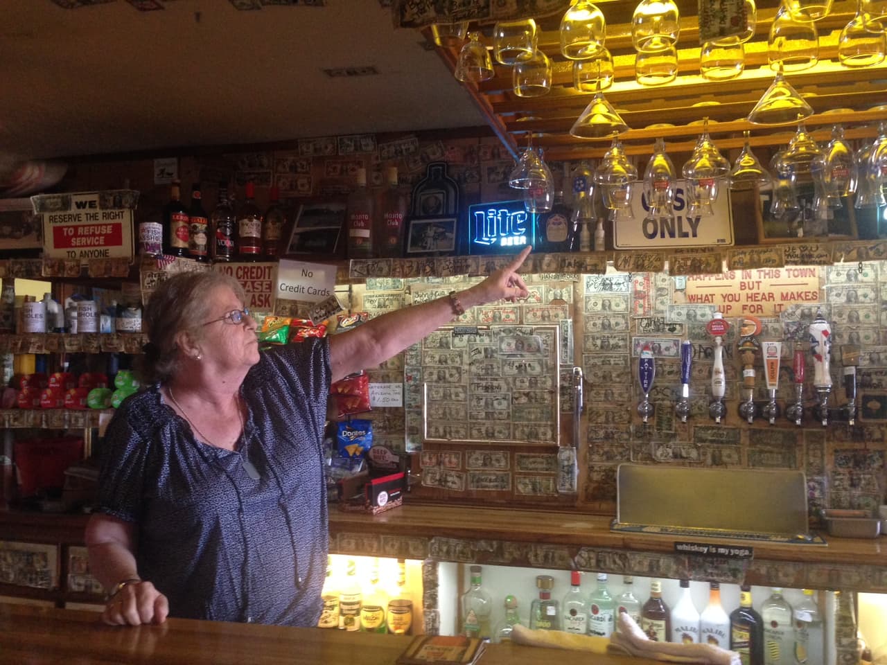 La dueña del único bar de Bombay Beach señala las copas que han cimbrado por los sismos.