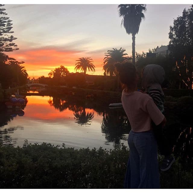 A través de su cuenta de Instagram, Eiza detalló “y de regreso al pelo oscuro para mi nuevo proyecto”.