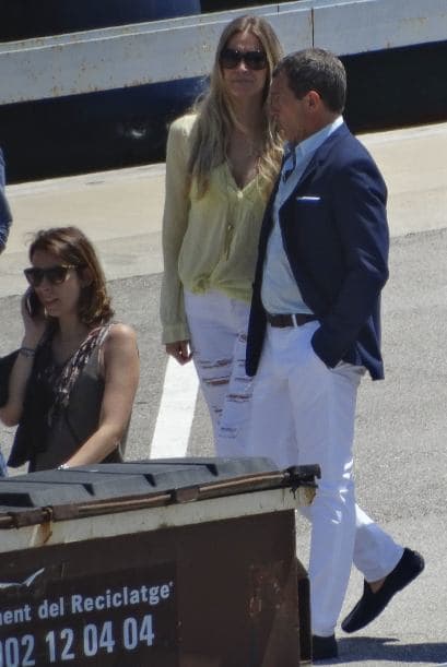 Nicole lució un pantalón blanco que marcaba sus curvas.