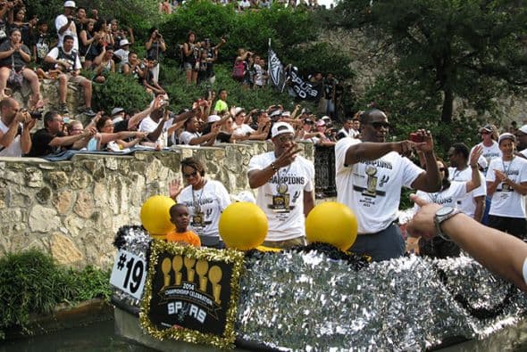 Photos: Spurs Championship Parade 2014 Barges