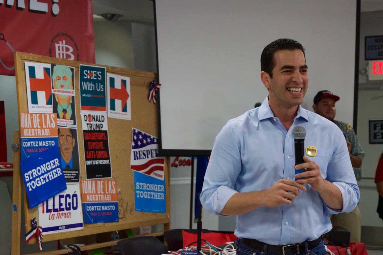 Ruben Kihue, candidato latino a la Cámara de Representantes, nacido en Guadalajara, recordó que su madre trabajó como mucama en el MGM por 23 años. "Mi familia alcanzó el sueño americano, enviar a su hijo inmigrante al Congreso".