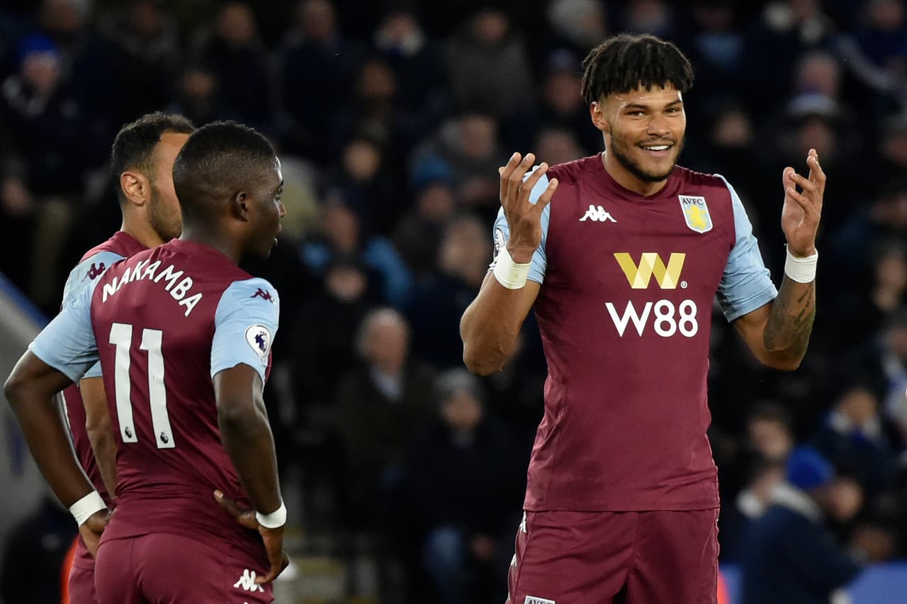 Aston Villa | Desde su fundación en 1874, han pasado por las primeras tres divisiones del futbol inglés. Han conseguido 27 títulos en toda su historia, incluyendo los siete títulos de Primera División y los cuatro internacionales. Actualmente juegan en la Premier League.