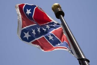 Six Flags retira la bandera confederada de sus parques en Texas