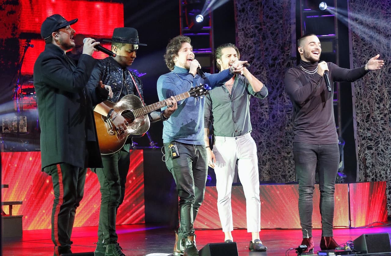 El evento, que se destaca por ser íntimo, se llevó a cabo en el Teatro Colón y aunque la figura principal fue el intérprete de ‘Felices los cuatro’, también tuvo la participación especial de los colombianos Pipe Bueno, Felipe Peláez y el cuarteto Piso 21.