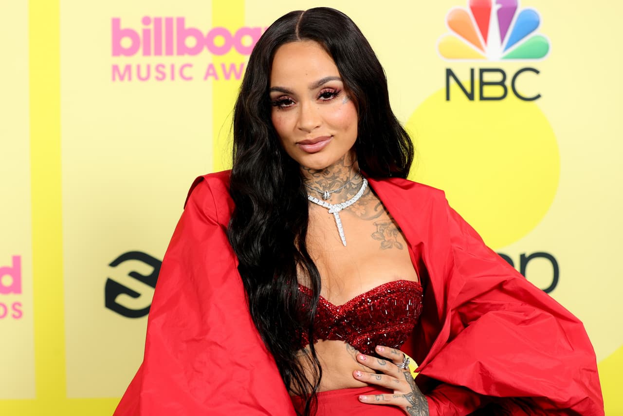 La cantante de R&B Kehlani desfiló por la alfombra roja con un atuendo Tony Ward Couture de tres piezas: pantalón, bustier decorado con cristales y una torera de manga abullonada.