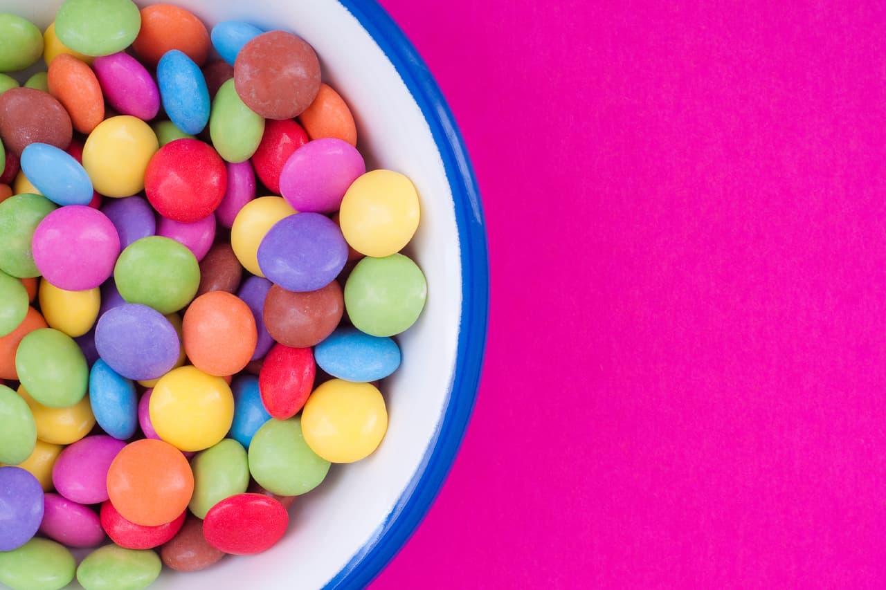 El Dr. Joel Berg dice que comer los caramelos de una vez es mejor para los dientes: si va a comer caramelos, es mejor para sus dientes si come todos los caramelos de una sola vez, en lugar de comer bocadillos a lo largo del día.