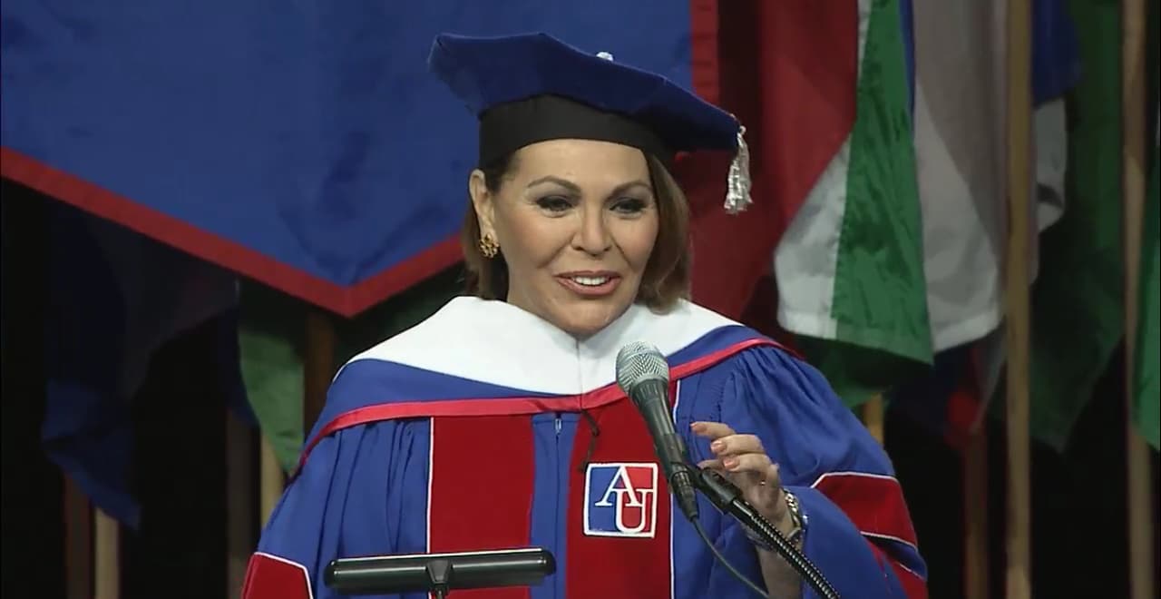 María Elena Salinas recibe doctorado 'honoris causa' por su carrera periodística