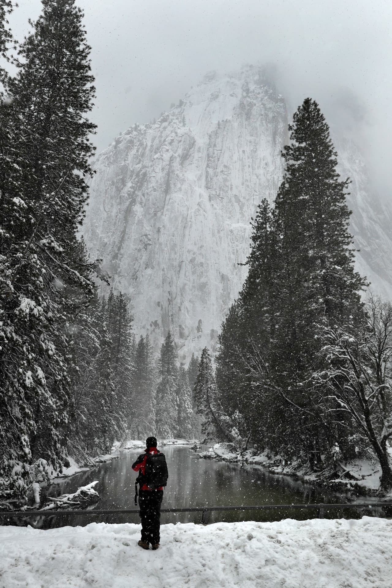 Las predicciones del Servicio Nacional de Meteorología se cumplieron esta temporada, y California escribe nueva historia sobre uno de sus inviernos más fríos de la historia, con nevadas que superan los 47 pies de altura en algunas zonas.