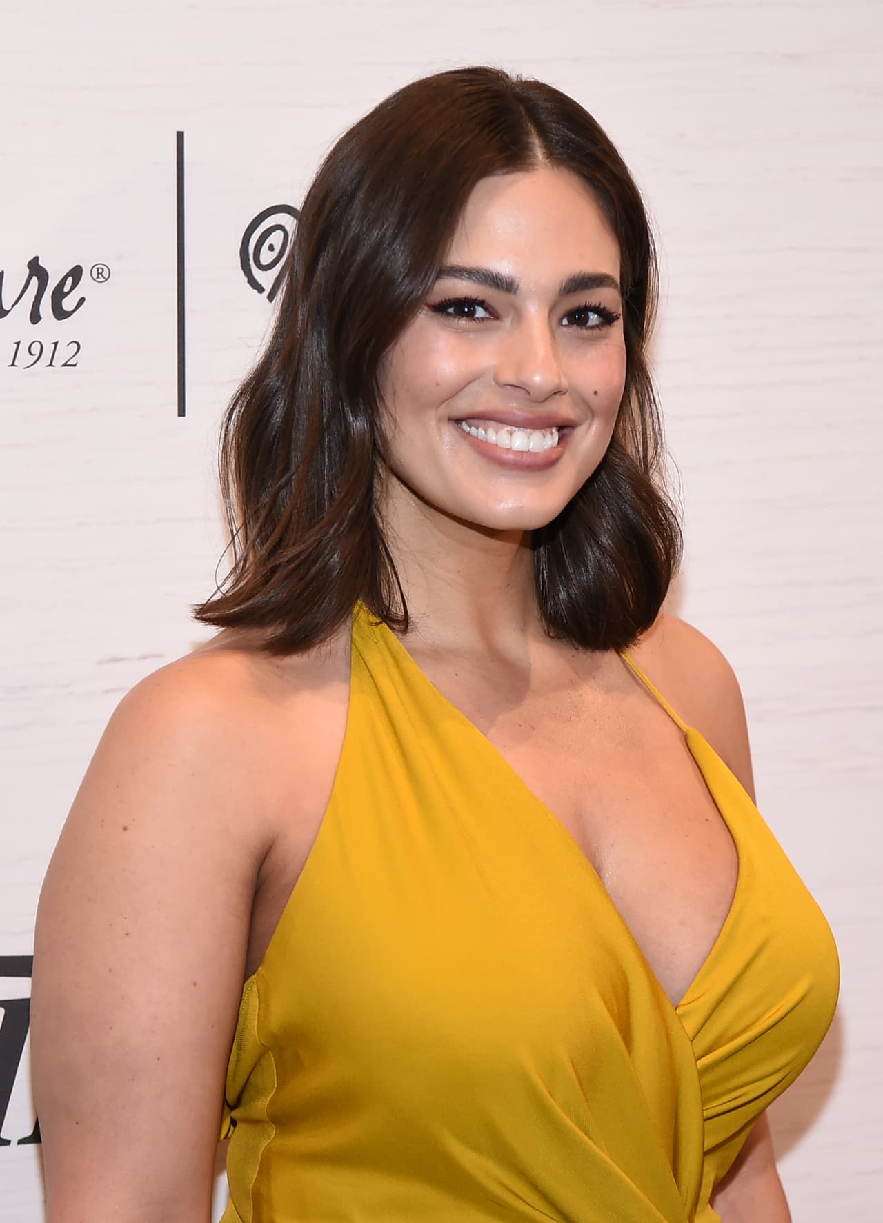 Ashley Graham asegura que fue gracias a su madre que aprendió a sentirse siempre confiada en ella: "Cuando era pequeña, mi madre siempre me decía que era inteligente, aunque me llamaban tonta en la escuela porque tenía dislexia. También era una niña grande que practicaba deportes y comía bien, y ella me decía, 'estás en forma y saludable', relató para Elle.