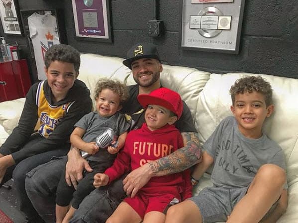 Su hijo mayor se llama Diego y tiene 13 años, ahora comparte el amor de su padre con sus tres hermanitos: Miguel (7), Santiago (5) y Matías (1).