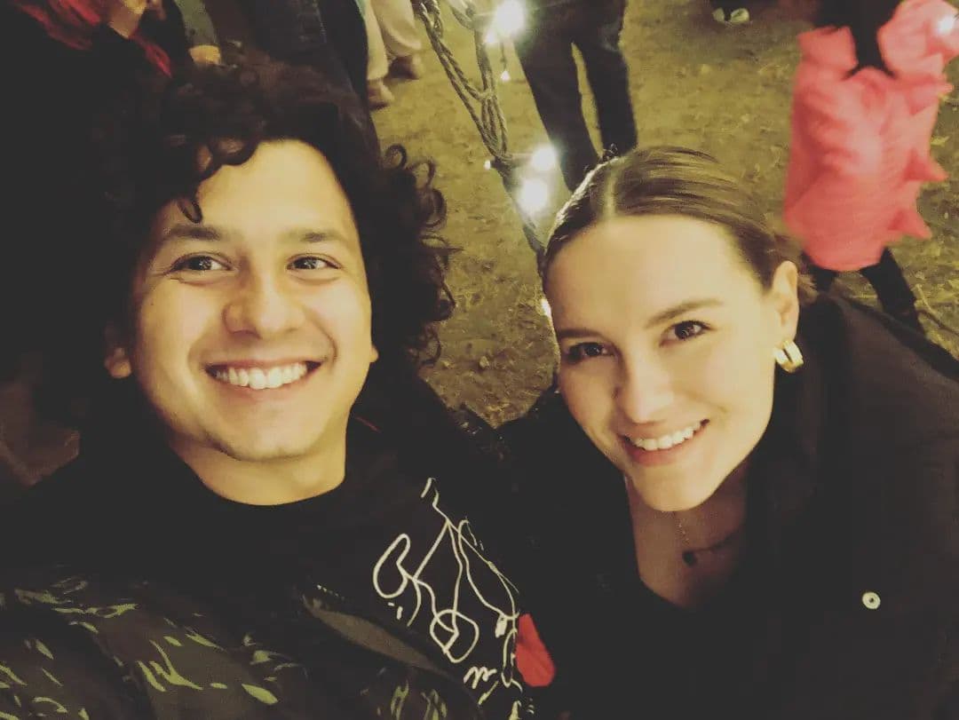 “¡Qué bueno que sí te hiciste las uñas!”, también le comentó a Kim, cuyo ‘nail art’ es en elegante y sobrio color vino.