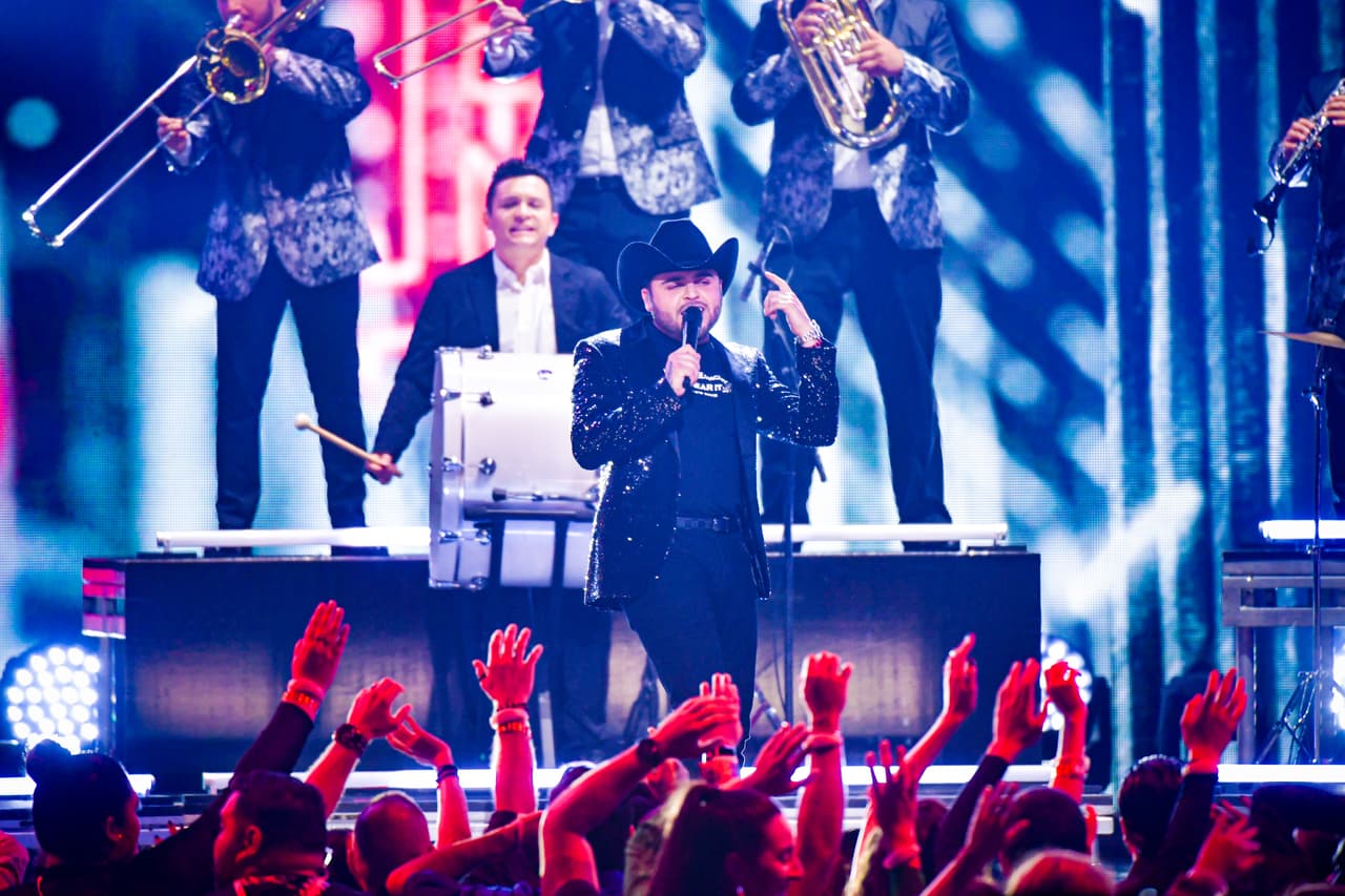 Los encargados de presentar su número musical fueron 
<b>Sandra Echeverría y Jaime Camil.</b>