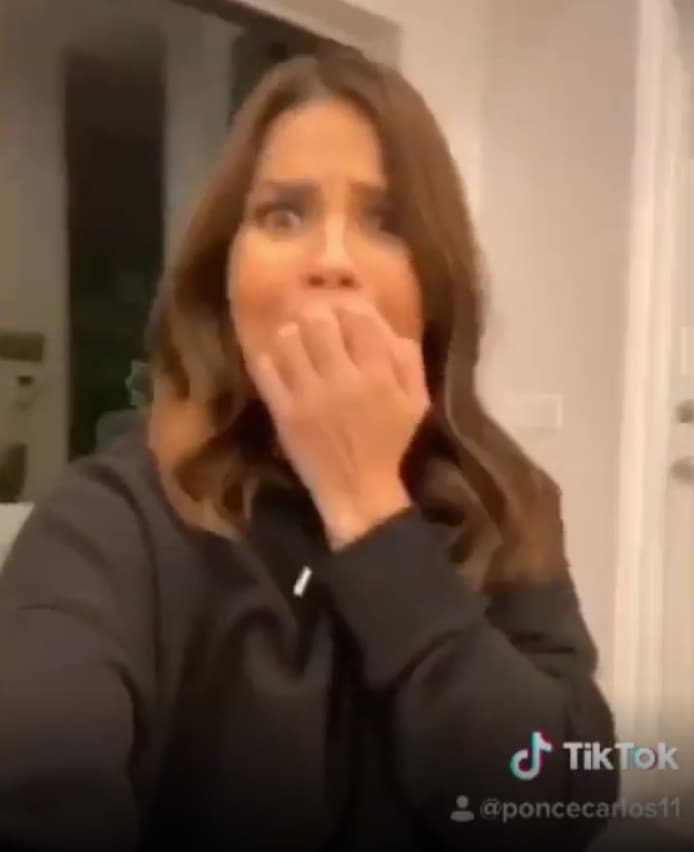La presentadora mexicana ha sobrellevado la situación con un toque de humor, por lo que la hemos visto participar en divertidos videos de parodia en redes sociales junto a su prometido Carlos Ponce.