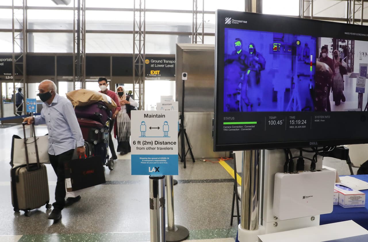 <a href="https://www.univision.com/local/los-angeles-kmex/desolado-y-vacio-asi-luce-los-angeles-tras-las-ordenes-de-cierres-y-cuarentena-por-el-coronavirus-fotos">El aeropuerto de Los Ángeles</a> era considerado uno de los más transitados de Estados Unidos, tras la pandemia, es uno de los más solitarios y sus viajeros deben someterse a controles de temperaturas obligatorio.