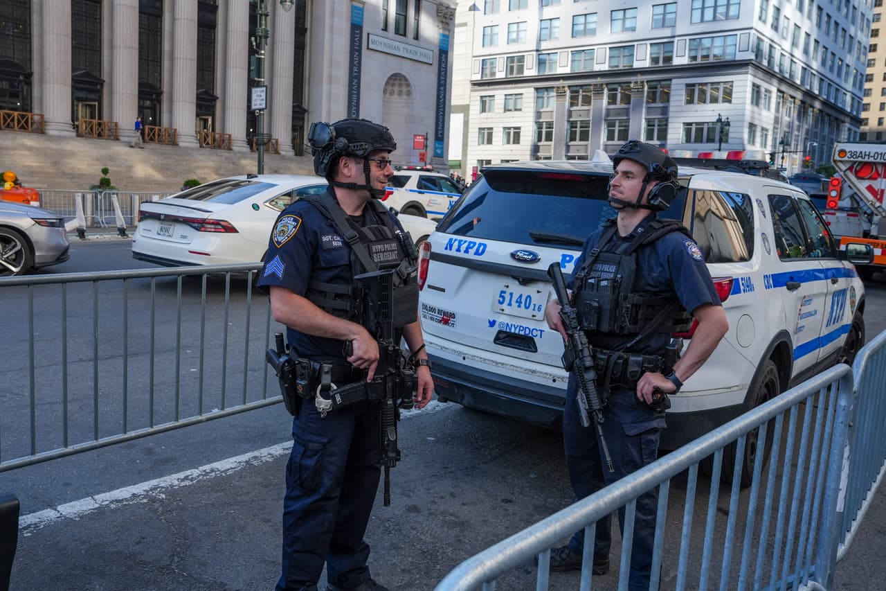 Agentes del NYPD montan guardia frente al Madison Square Garden.