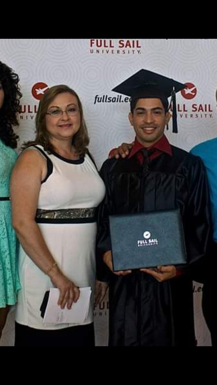 "Eres lo mejor que un hijo pueda pedir. Gracias por ser mi madre. ¡Te quiero mucho!"
<br>
<br>-Michael Roldán, fotoperiodista y editor