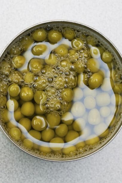 Por eso, lo ideal es buscar etiquetas que indiquen “bajo en sodio” o “sin sal agregada”.