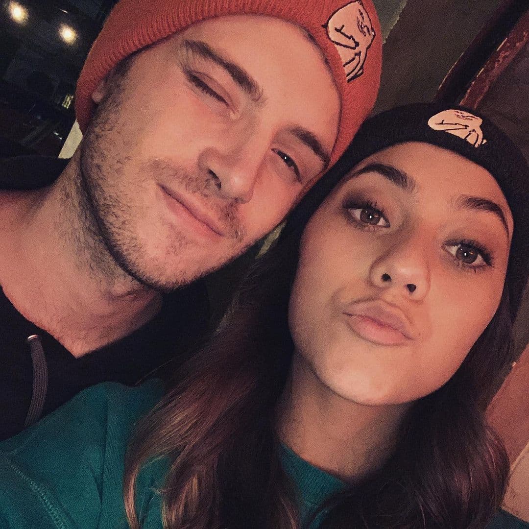 El joven de 22 años
<b><a href="https://www.univision.com/famosos/ludwika-paleta-hijo-novia-actriz-cantante-quien-es-fotos" target="_blank">tiene una relación amorosa con Yulianna De Souza</a></b>, a quien ha compuesto varias canciones, según ha dicho.
<br>