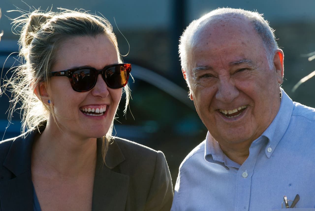 #2: Amancio Ortega, fundador de Inditex, la mayor firma de ropa del mundo que tiene entre otras la marca Zara. Fortuna estimada: 67,000 milllones. Según Oxfam, los beneficios anuales de la compañía fundada por el empresario español son de 1,108 millones de euros, "lo que equivale a 800,000 veces el salario anual de un trabajador empleado por una fábrica de prendas de vestir en la India".