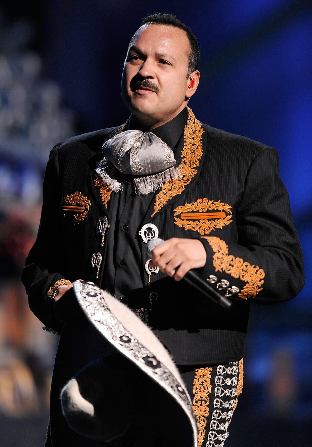 O diseños más elaborados y hechos a detalle como este traje de Pepe Aguilar.