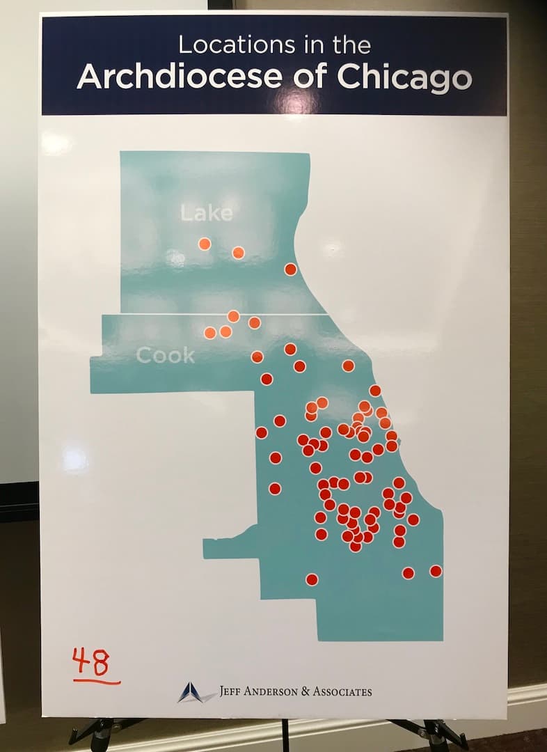 Imágenes de retratos de acusados de abuso, mapas, nombres y la cifra de los gastos de la Arquidiócesis.