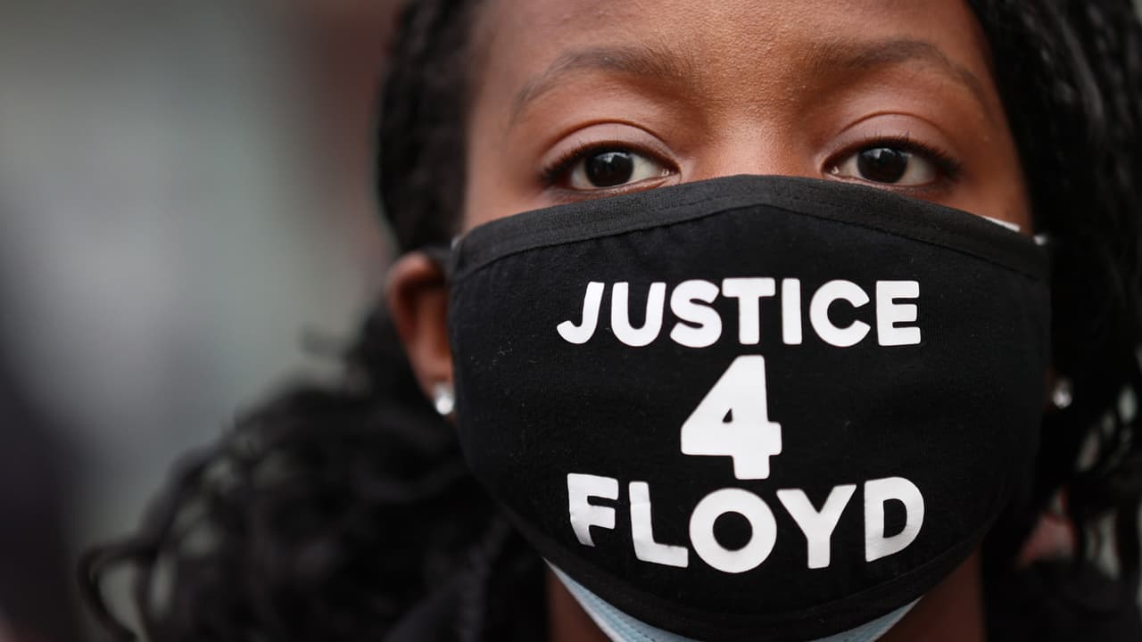 Policía de San Antonio se prepara ante la posibilidad de protestas por juicio a Derek Chauvin, acusado de matar a George Floyd 