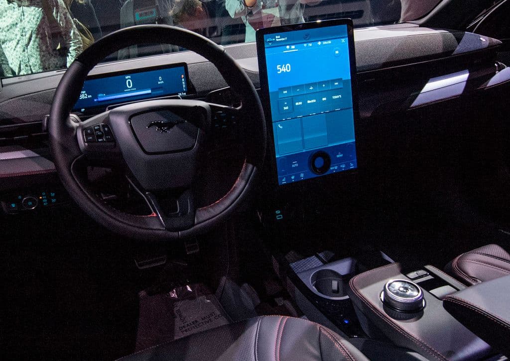 <b>Vigila tu velocidad.</b> La AAA dice que el rendimiento del combustible llega a su mejor nivel a 50 millas por hora (unos 80 kilómetros por hora) en la mayoría de los vehículos, luego disminuye al aumentar la velocidad. Reducir la velocidad en las autopistas entre 5 mph (8 km/h) y 10 mph (16 km/h) mejora el rendimiento en hasta 14%.