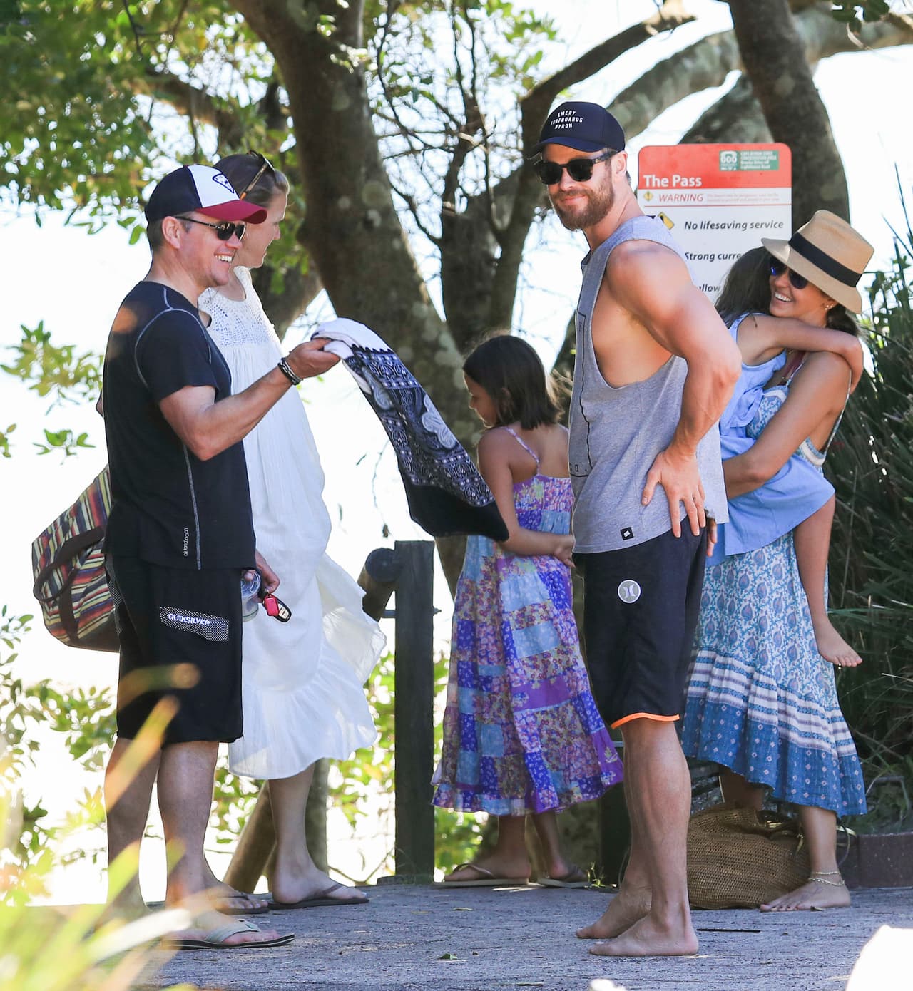 Chris Hemsworth y Matt Damon disfrutan de las playas de Australia con sus respectivas familias.