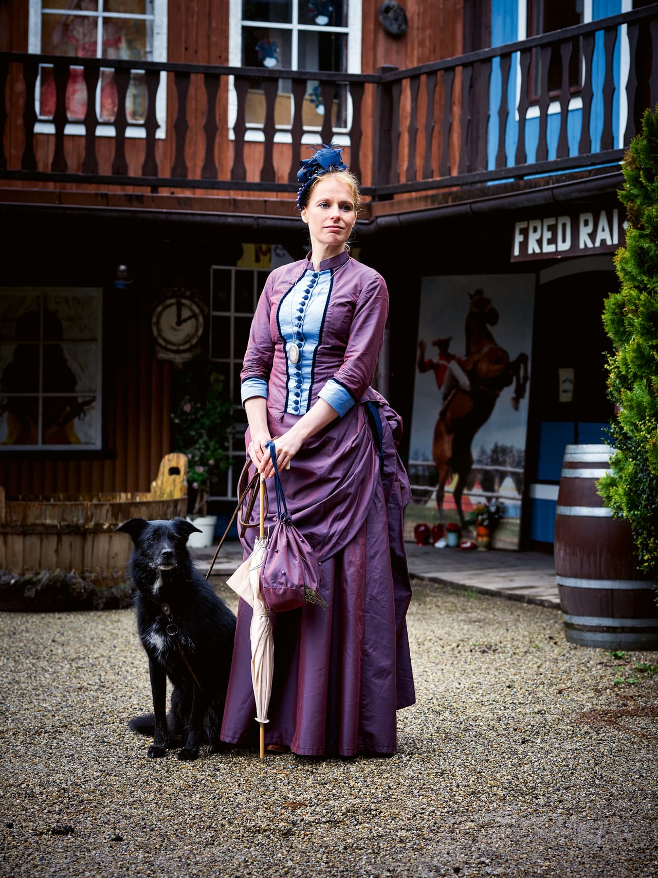 <b>Caitlin Meagan Darcy</b>, costurera, católica, irlandesa inmigrante en EEUU que vive en Boston y está casada con Henry White. Algunos personajes están profundamente elaborados, no solo en su vestuario sino en sus historias personales.