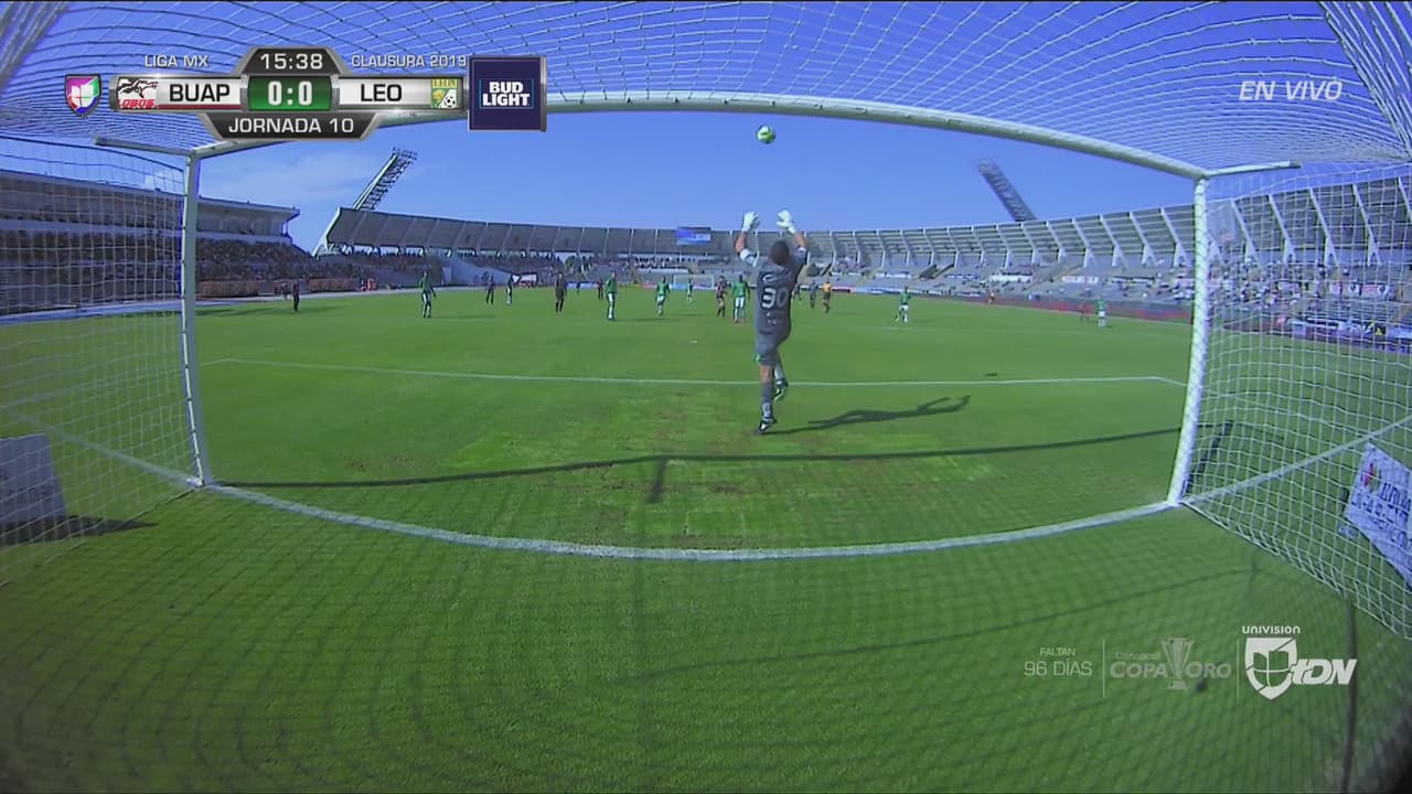 Mauro Lainez de Lobos BUAP quiso sorprender a Rodolfo Cota que la sacó con las uñas