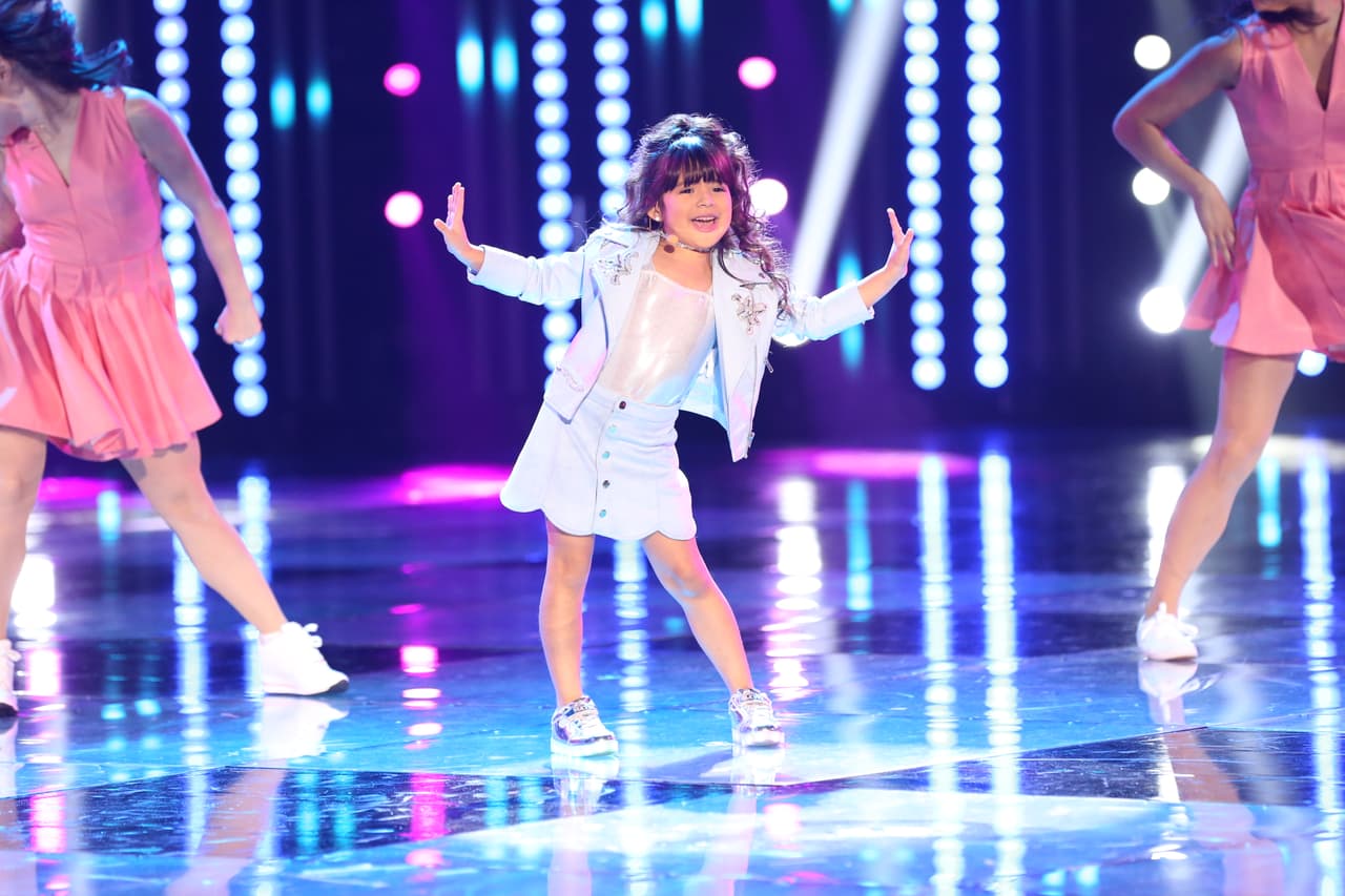 En esta ocasión, Giuliana hizo una imitación de Gloria Estefan con el éxito 'Conga'.