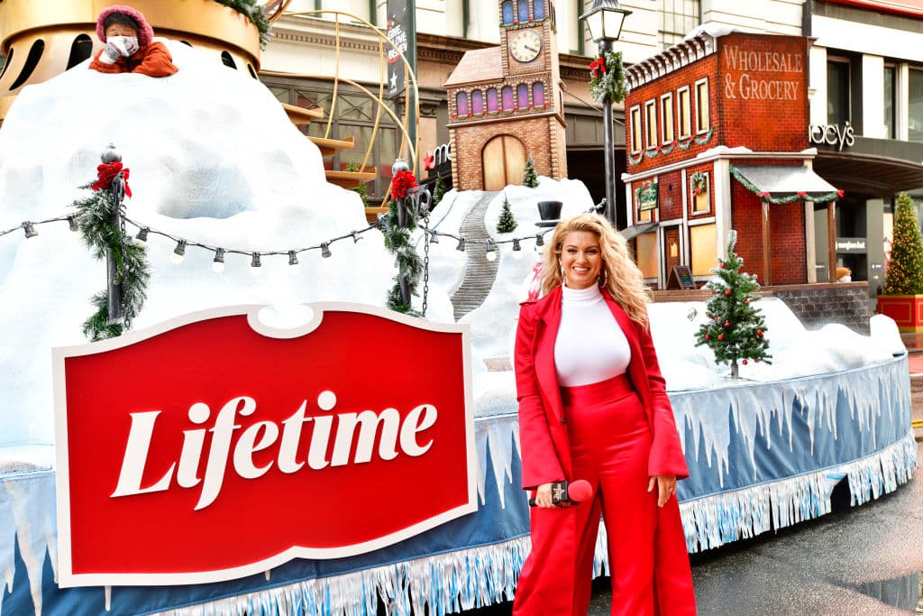 La cantante y compositora Tori Kelly fue una de las encargadas de llevar a cabo la transmisión desde las calles de Nueva York de manera segura a millones de personas que lo pudieron seguir desde sus casas.