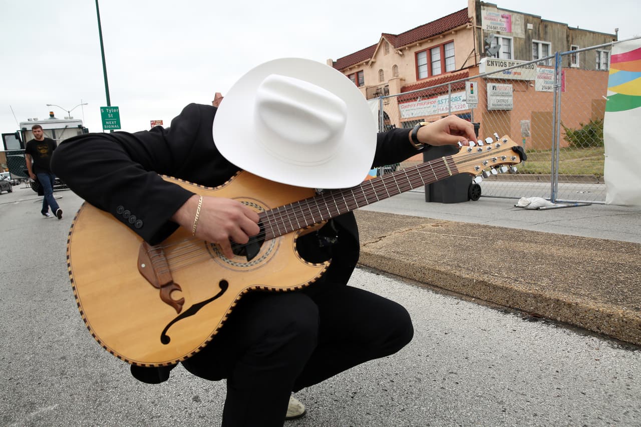 Miles cantaron y bailaron a ritmo banda, norteña, cumbia, hip-hop y rap