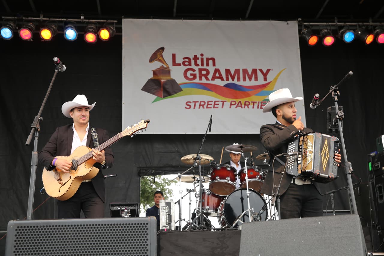 Miles cantaron y bailaron a ritmo banda, norteña, cumbia, hip-hop y rap