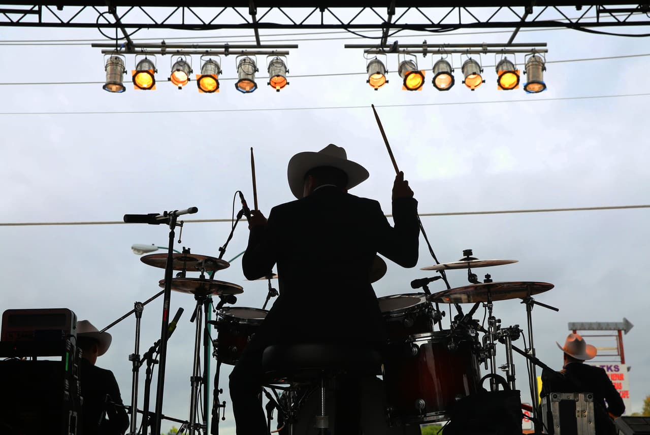 Miles cantaron y bailaron a ritmo banda, norteña, cumbia, hip-hop y rap