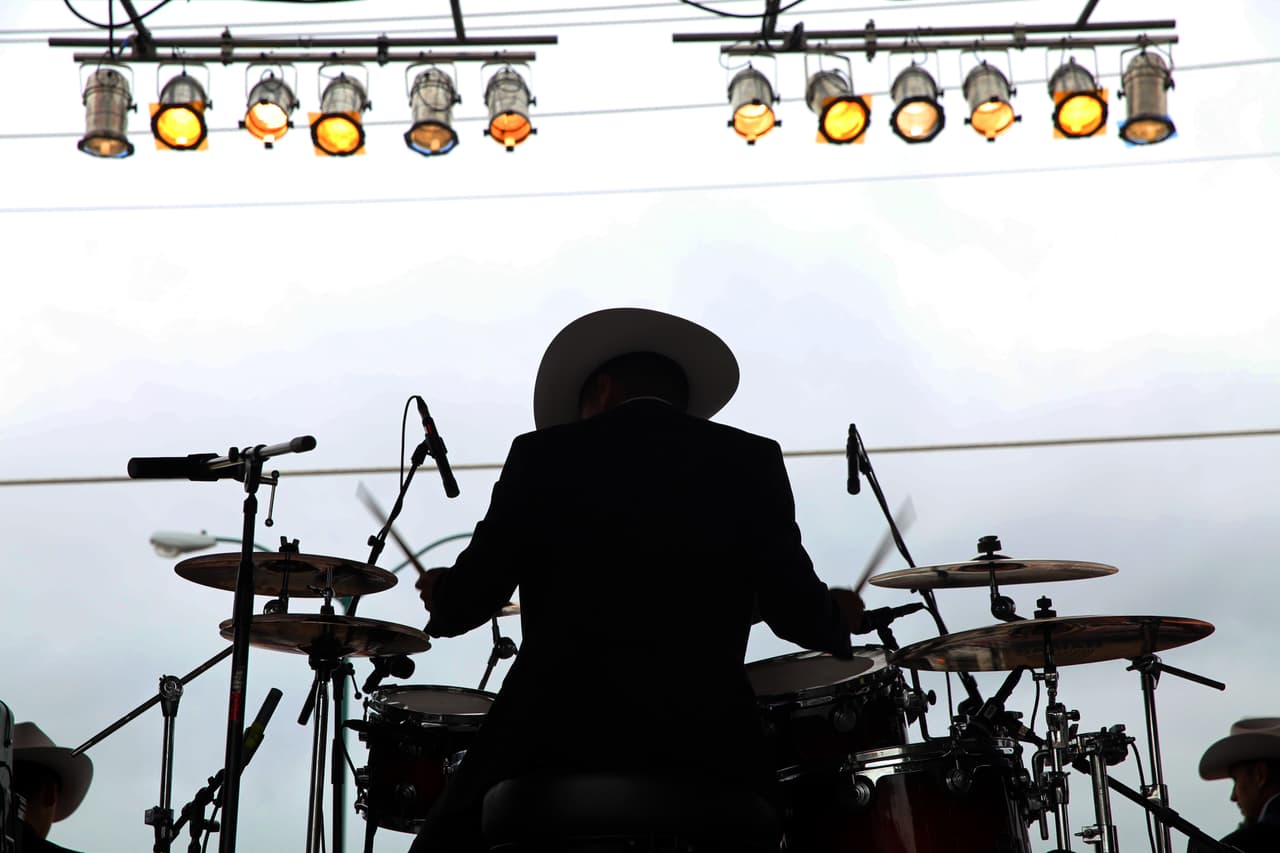 Miles cantaron y bailaron a ritmo banda, norteña, cumbia, hip-hop y rap